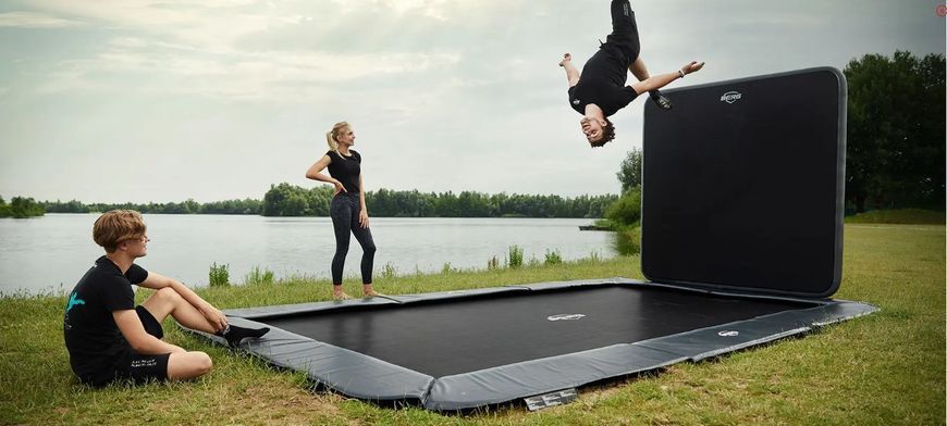 Прямокутний грунтовий батут з стіною BERG Ultim Champion FlatGround 410 Grey + AeroWall BLK&GRY 32.31.44.31 102186-3103 фото